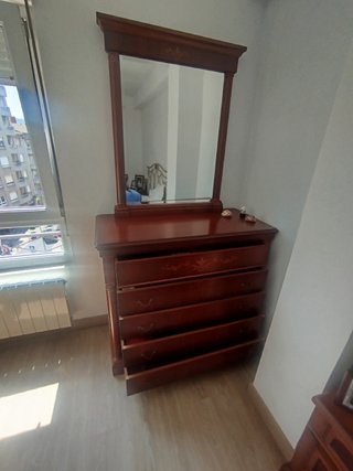 Conjunto de armario grande con espejos y cómoda