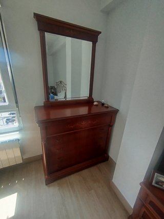 Conjunto de armario grande con espejos y cómoda