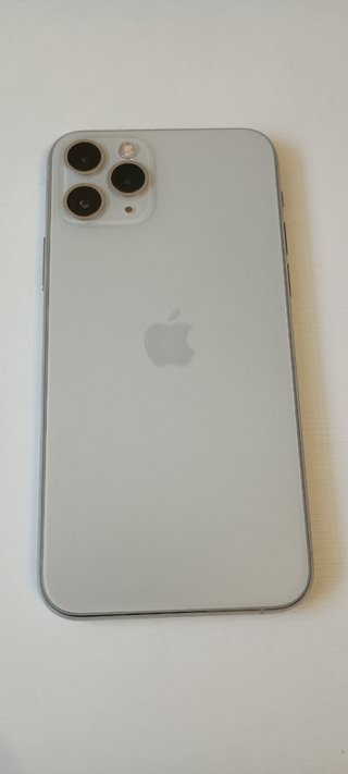 iPhone 11 Pro y cargador