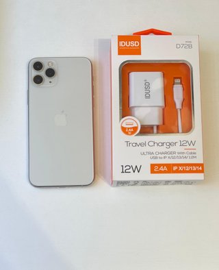 iPhone 11 Pro y cargador
