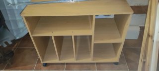Mesa auxiliar para TV con ruedas