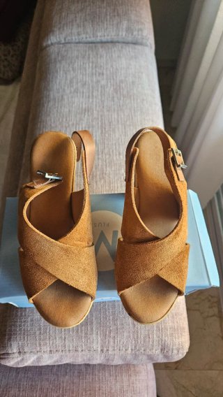 Cuñas / sandalias de piel marrón