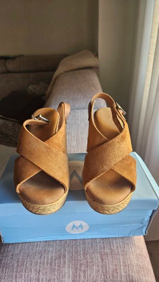 Cuñas / sandalias de piel marrón