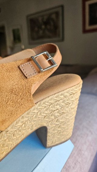 Cuñas / sandalias de piel marrón