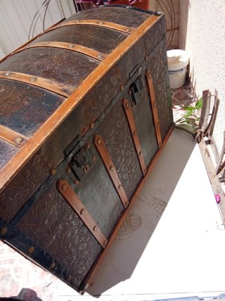 Baúl antiguo de madera y metal