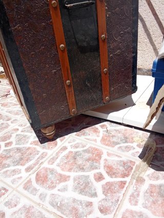 Baúl antiguo de madera y metal