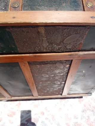 Baúl antiguo de madera y metal