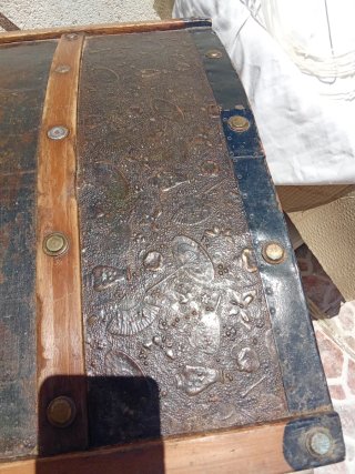 Baúl antiguo de madera y metal