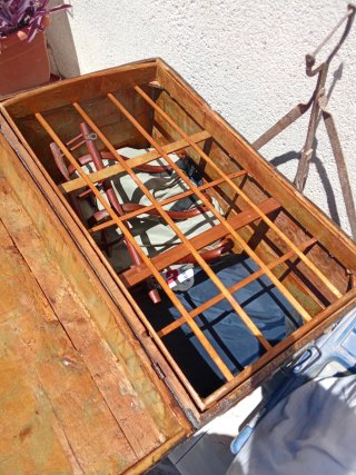 Baúl antiguo de madera y metal