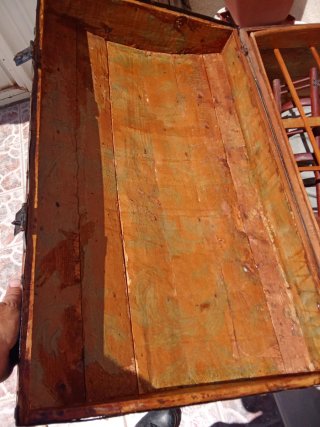Baúl antiguo de madera y metal