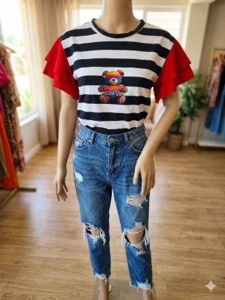 Camiseta rayas con volantes y oso arcoíris