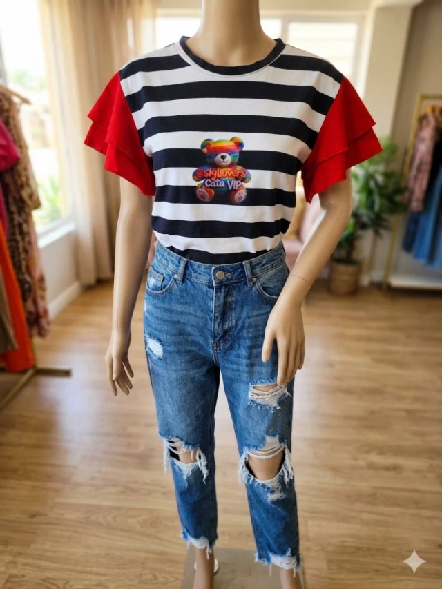 Camiseta rayas con volantes y oso arcoíris
