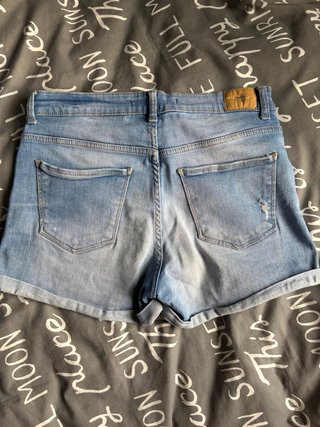 Pantalón corto vaquero desgastados