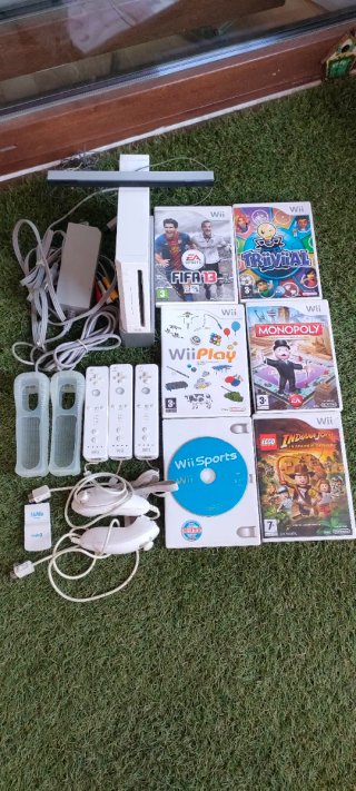 Nintendo Wii con 5 mandos y 6 juegos