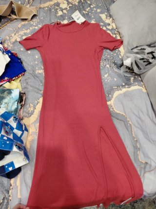 Vestido rojo de canalé con abertura