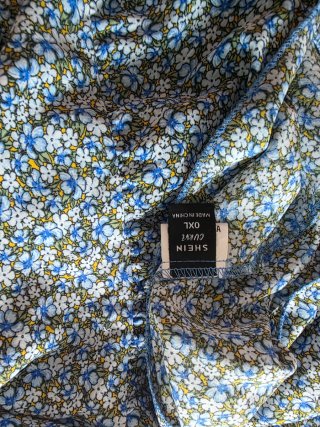 Vestido floral azul y blanco