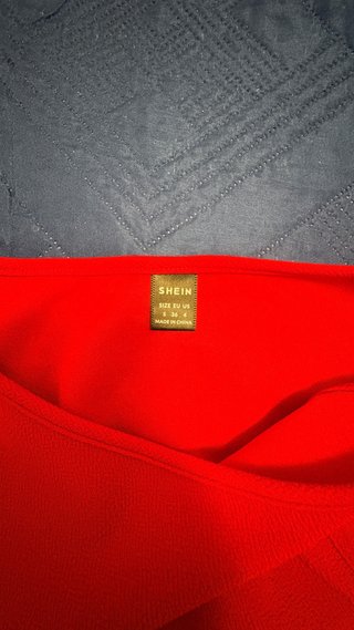 Abito rosso smanicato con spacco