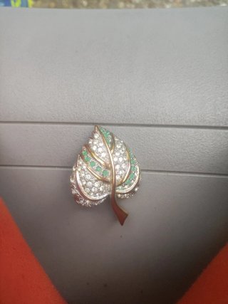 Broche hoja oro diamantes y cristales verdes