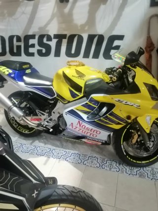 Honda CBR 600 Sportbike Amarilla y Azul