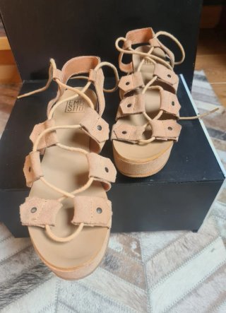 Sandalias plataforma romanas Emmshu de ante beige