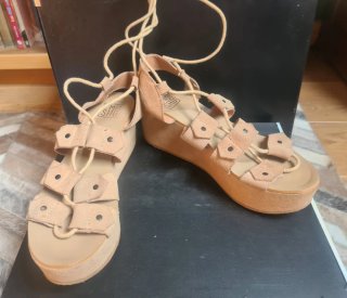 Sandalias plataforma romanas Emmshu de ante beige