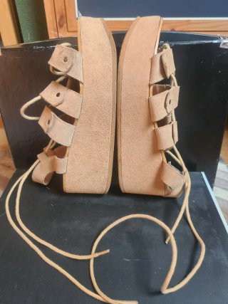 Sandalias plataforma romanas Emmshu de ante beige