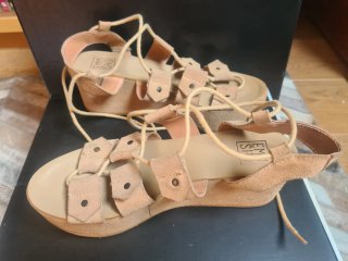 Sandalias plataforma romanas Emmshu de ante beige
