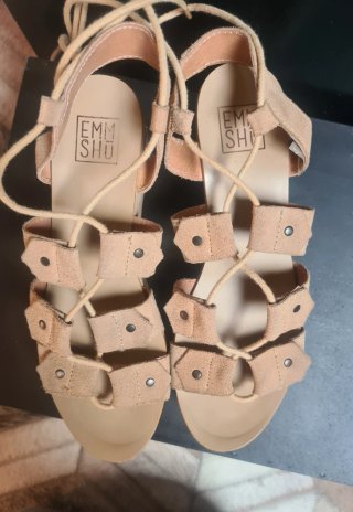 Sandalias plataforma romanas Emmshu de ante beige