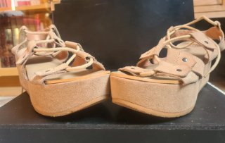 Sandalias plataforma romanas Emmshu de ante beige