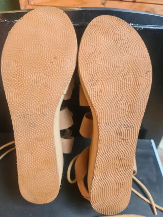 Sandalias plataforma romanas Emmshu de ante beige