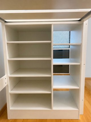 Cama alta litera con estanterías.