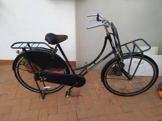 Bicicleta holandesa clásica negra