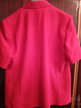 Americana corta mujer roja