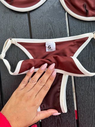 Biquíni castanho com contorno bege
