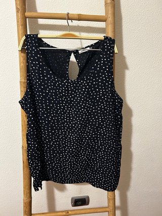 Blusa Only azul marino con lunares blancos