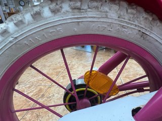 Bicicleta infantil rosa con ruedines