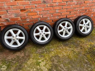 4 Llantas Toyota Originales con Neumáticos 15”