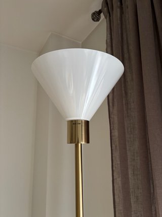 Lámpara de pie dorada y blanca Ikea