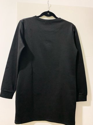 Vestido negro manga larga con mensaje