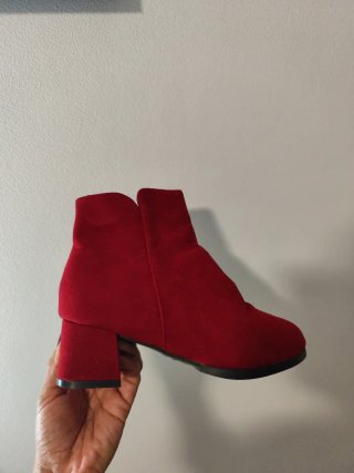 Botines rojas de ante con cremallera, un solo uso.
