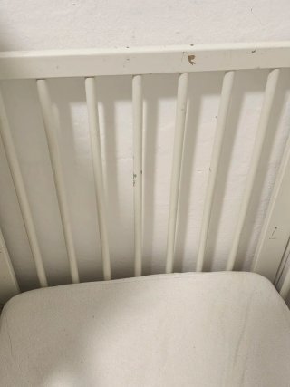 Cuna de bebé blanca con colchón