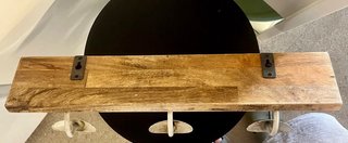 Perchero de madera con ganchos de metal