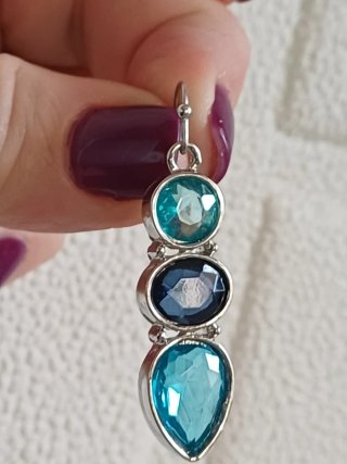 Orecchini pendenti con pietre blu e azzurre