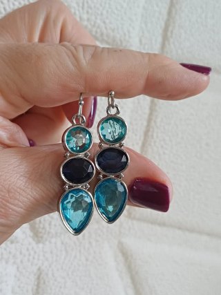 Orecchini pendenti con pietre blu e azzurre