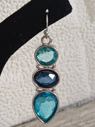 Orecchini pendenti con pietre blu e azzurre