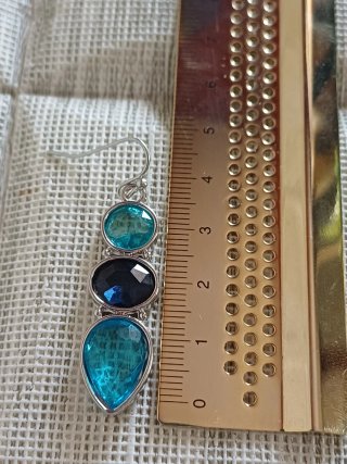 Orecchini pendenti con pietre blu e azzurre