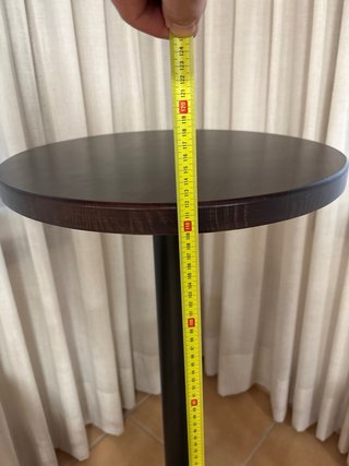 Mesa alta y 2 taburetes negros
