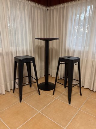 Mesa alta y 2 taburetes negros