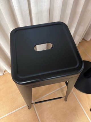 Mesa alta y 2 taburetes negros