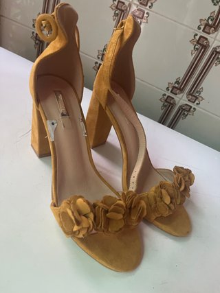 Zapatos de tacón amarillo mostaza con flores